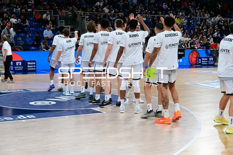 Nach Spielende mit Maik Zirbes (33; Gladiators Trier)