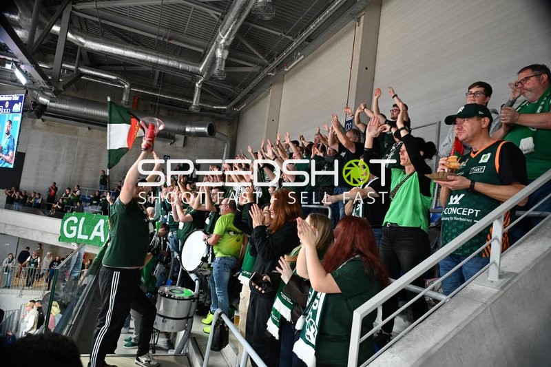 Fans feiern im SNP Dome