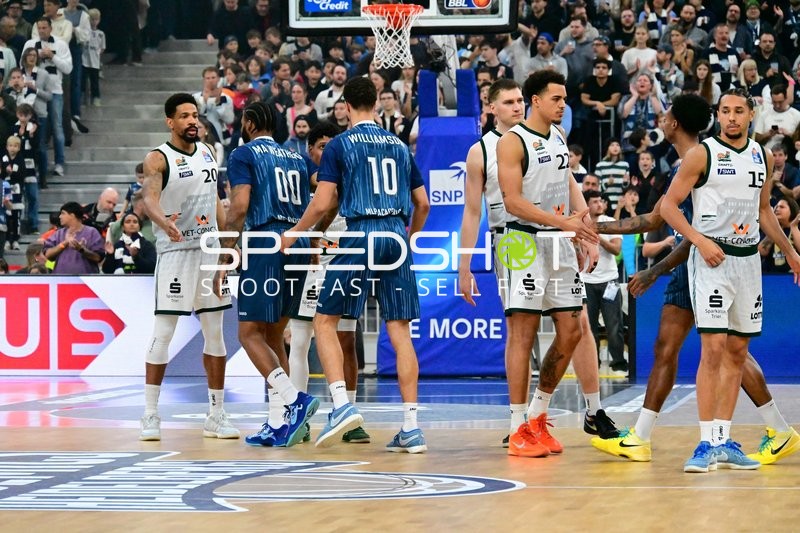 Spieler begrüßen sich nach dem Spiel