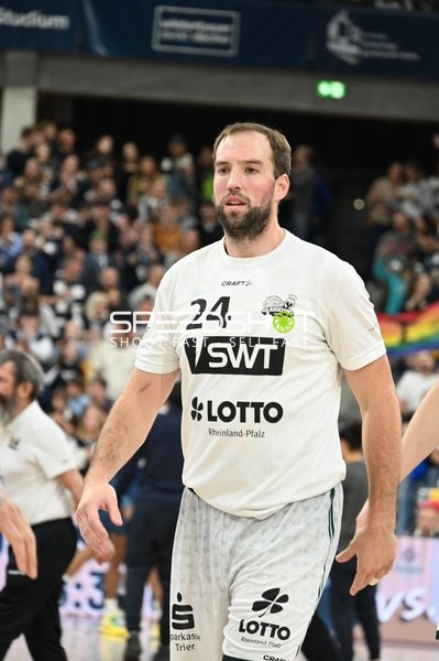 John Stuart Mann (24; Gladiators Trier) gestikuliert