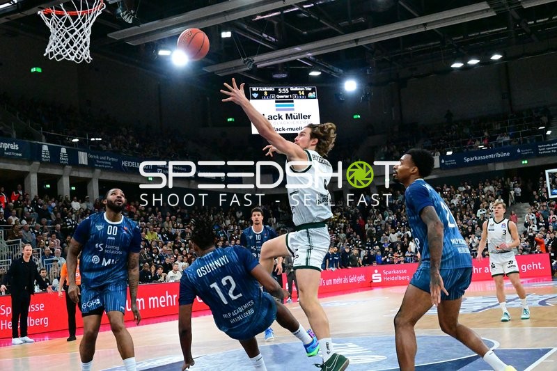 Samuell Williamson (10; MLP Academics Heidelberg) mit Sprungwurf