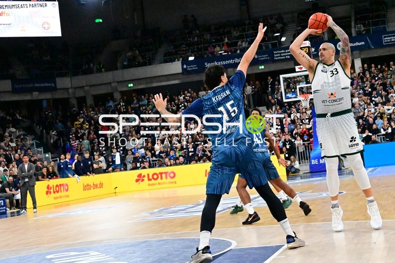 Maik Zirbes (33; Gladiators Trier) mit Wurfversuch