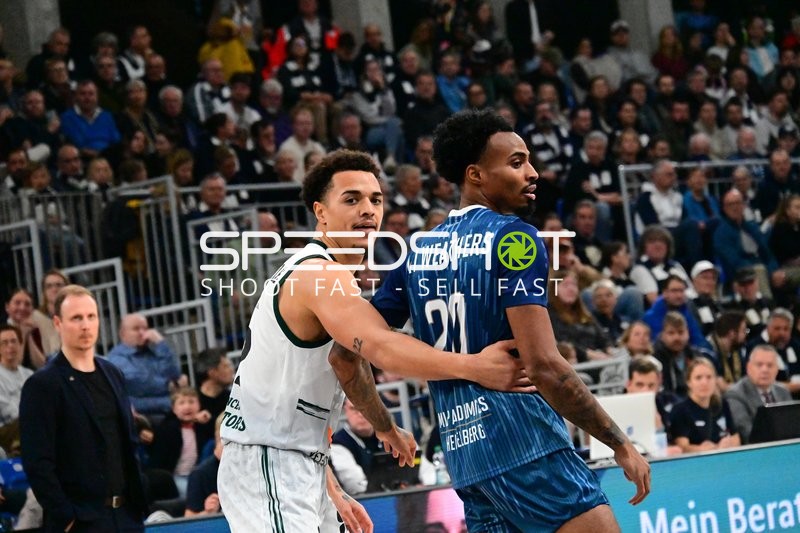 Michael Weathers (20; MLP Academics Heidelberg) verteidigt gegen Nolan Adekunle (22; Gladiators Trier)