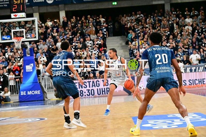 Jordan Roland (15; Gladiators Trier) mit Ball