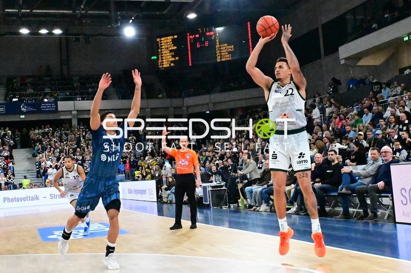 Nolan Adekunle (22; Gladiators Trier) mit Wurfversuch