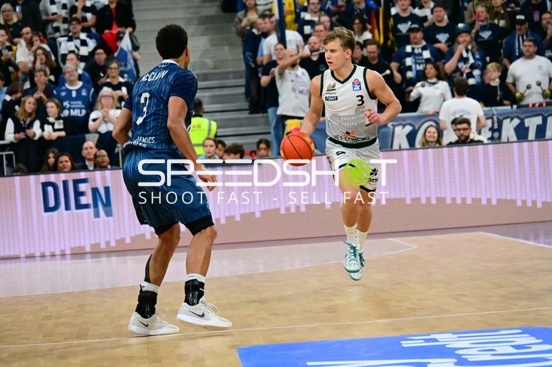 Jorke Aav (3; Gladiators Trier) mit Ball
