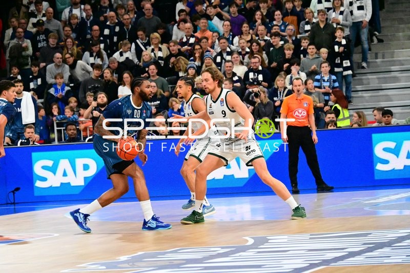 DJ Horne (0; MLP Academics Heidelberg) mit Ball gegen Marco Hollersbacher (9; Gladiators Trier) und Jordan Roland (15; Gladiators Trier)