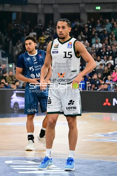 Jordan Roland (15; Gladiators Trier) und Kevin McClain (3; MLP Academics Heidelberg) in Aktion