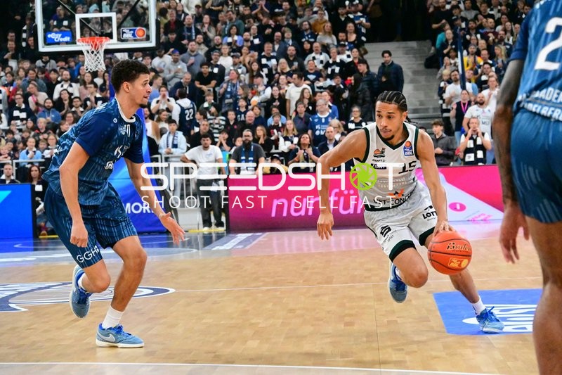 Jordan Roland (15; Gladiators Trier) dribbelt gegen Samuell Williamson (10; MLP Academics Heidelberg)