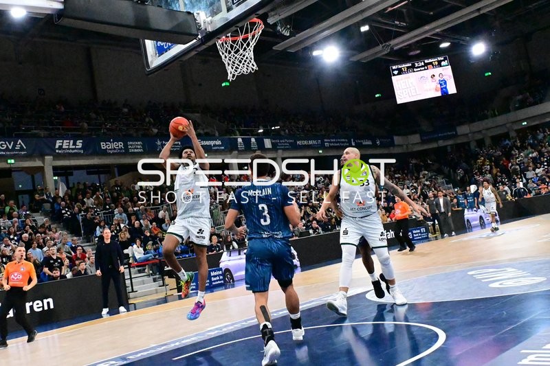 Dexter Akanno (2; Gladiators Trier) mit Korbleger