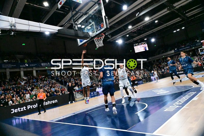 Maik Zirbes (33; Gladiators Trier) wirft, Kevin McClain (3; MLP Academics Heidelberg) verteidigt