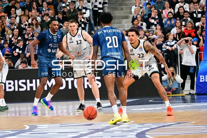 Michael Weathers (20; MLP Academics Heidelberg) mit Ball, Osun Osunniyi (12; MLP Academics Heidelberg) und Marten Linßen (12; Gladiators Trier) verteidigen