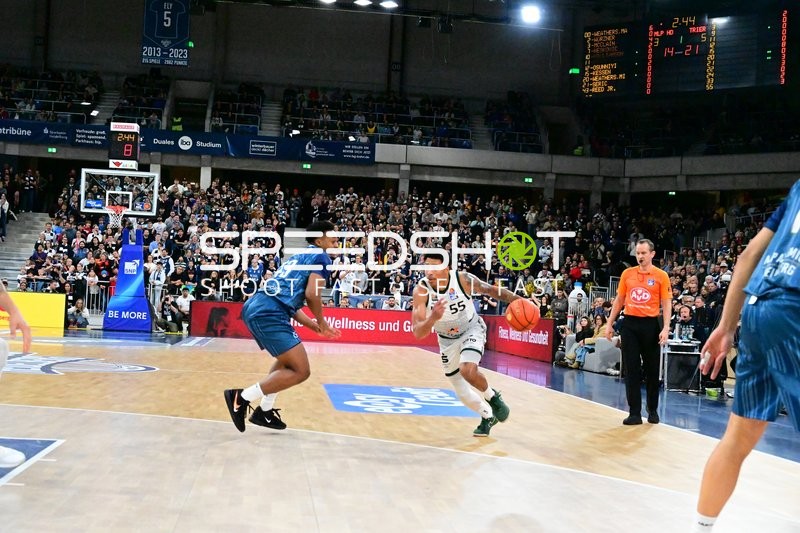 Eli Brooks (55; Gladiators Trier) dribbelt