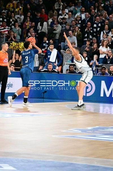 Kevin McClain (3; MLP Academics Heidelberg) dribbelt gegen Clayton Thomas Guillozet (4; Gladiators Trier)