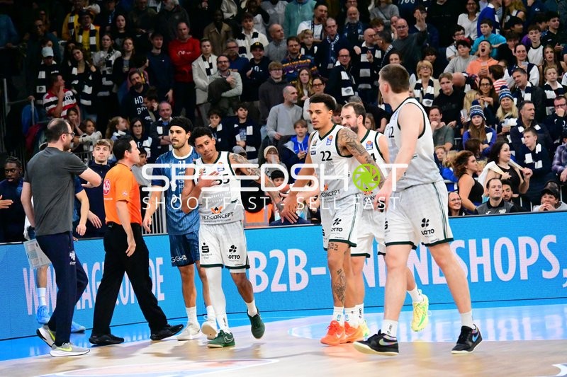 Begrüßung am Spielfeldrand