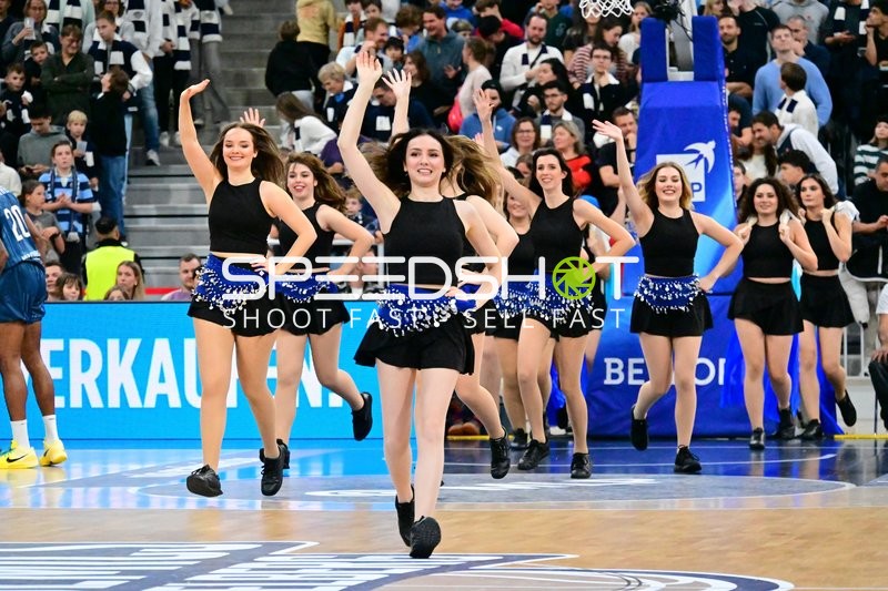 Cheerleader tanzen während Basketballpause