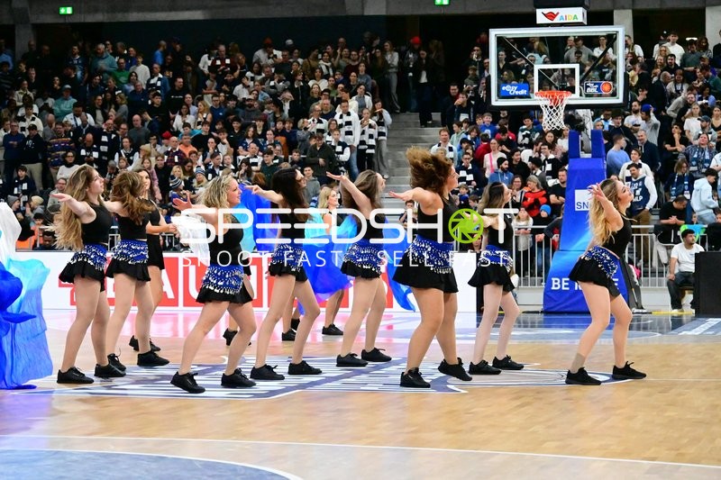 Cheerleader tanzen während Spielpause