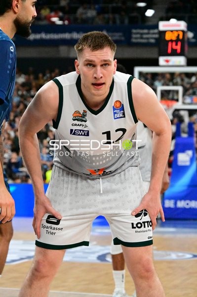 Marten Linßen (12; Gladiators Trier) steht auf dem Spielfeld