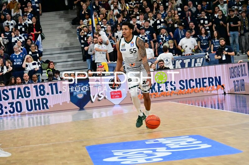 Eli Brooks (55; Gladiators Trier) dribbelt