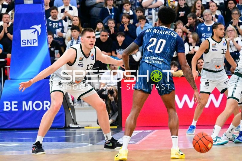 Marten Linßen (12; Gladiators Trier) verteidigt