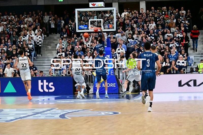 Michael Weathers (20; MLP Academics Heidelberg) dunkt über Marten Linßen (12; Gladiators Trier)