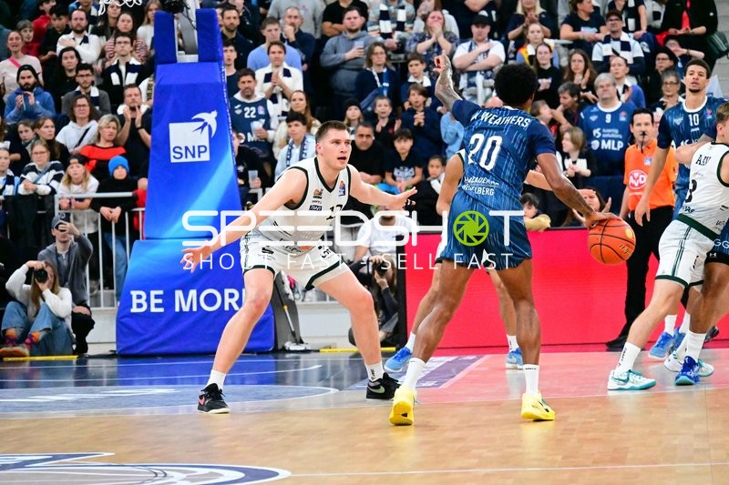 Samuell Williamson (10; MLP Academics Heidelberg) dribbelt gegen Marten Linßen (12; Gladiators Trier)