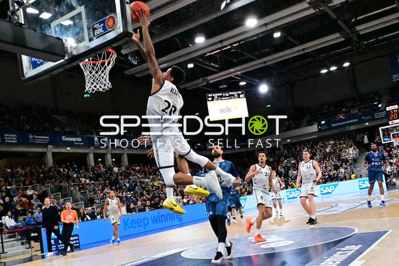 Urald King (20; Gladiators Trier) mit Korbleger