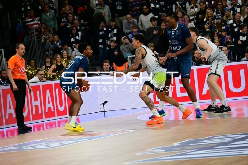 Michael Weathers (20; MLP Academics Heidelberg) mit Ball in Aktion