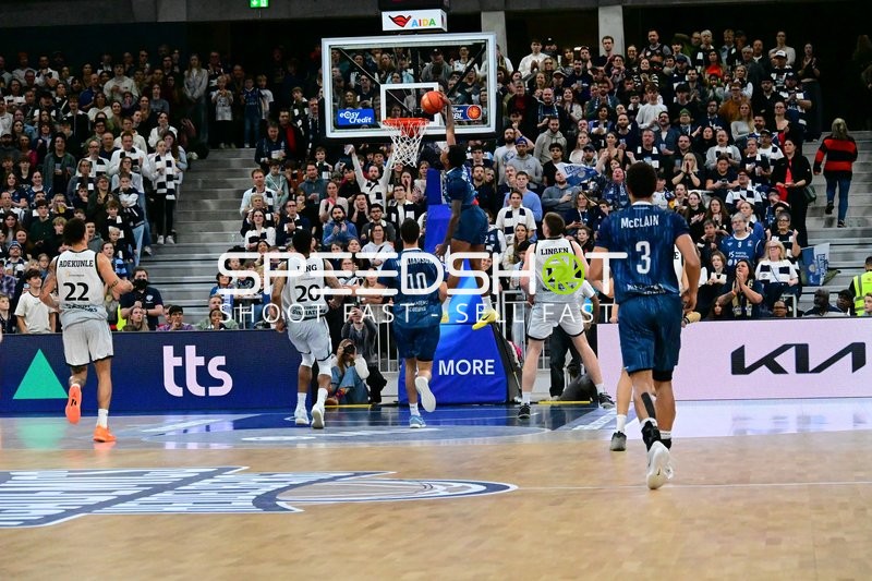 Dunk-Versuch von Samuell Williamson (10; MLP Academics Heidelberg)