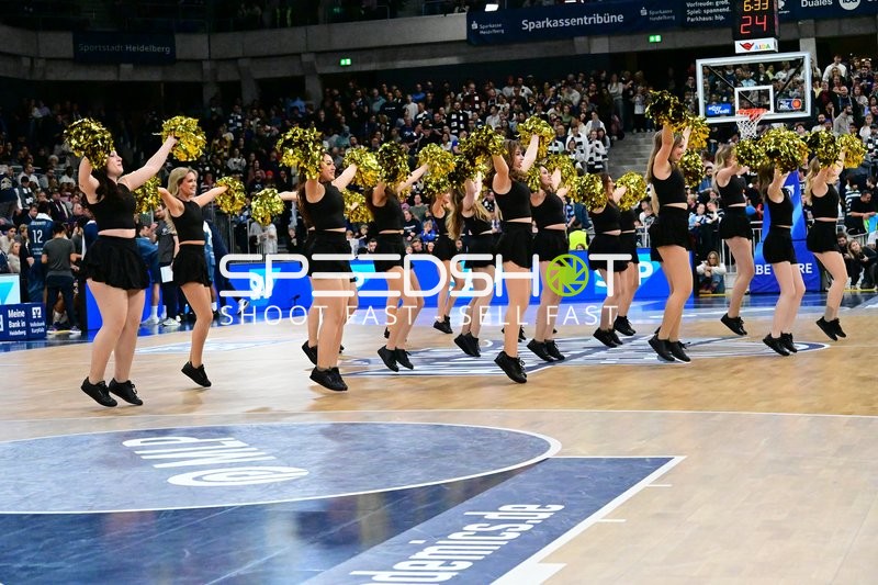 Cheerleader tanzen mit Pompons