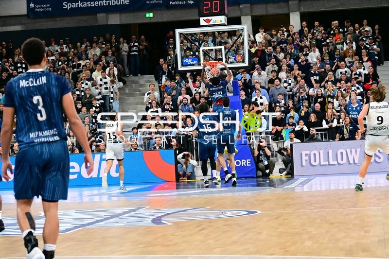 Dunk von Kevin McClain (3; MLP Academics Heidelberg)