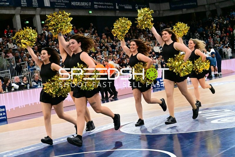 Cheerleader tanzen mit Pompons