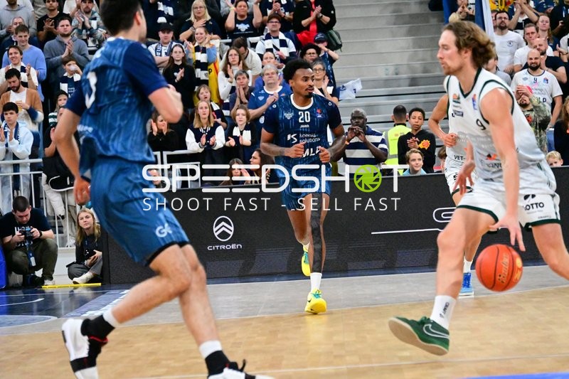 Marco Hollersbacher (9; Gladiators Trier) mit Ball