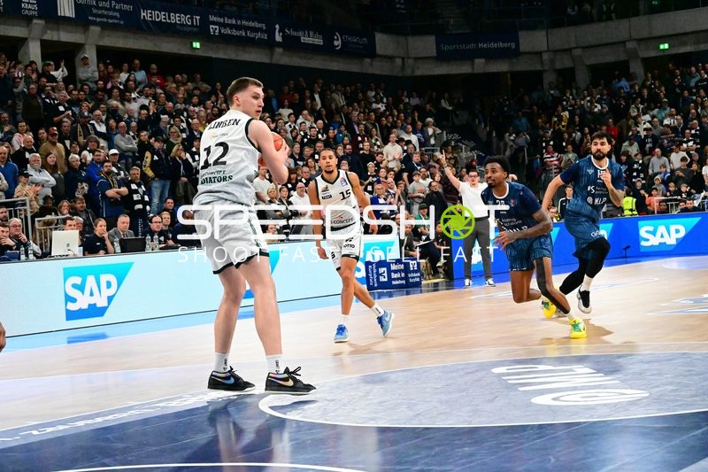 Marten Linßen (12; Gladiators Trier) mit Ball in Aktion