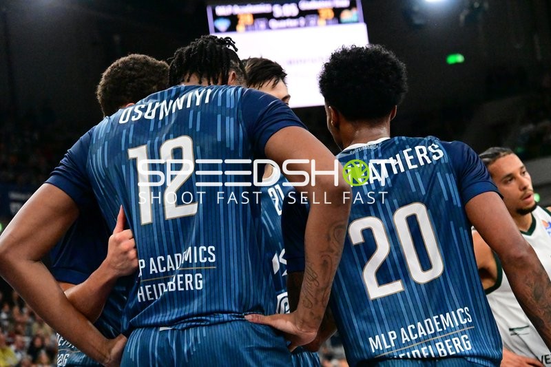 Timeout mit Osun Osunniyi (12; MLP Academics Heidelberg) und Michael Weathers (20; MLP Academics Heidelberg)