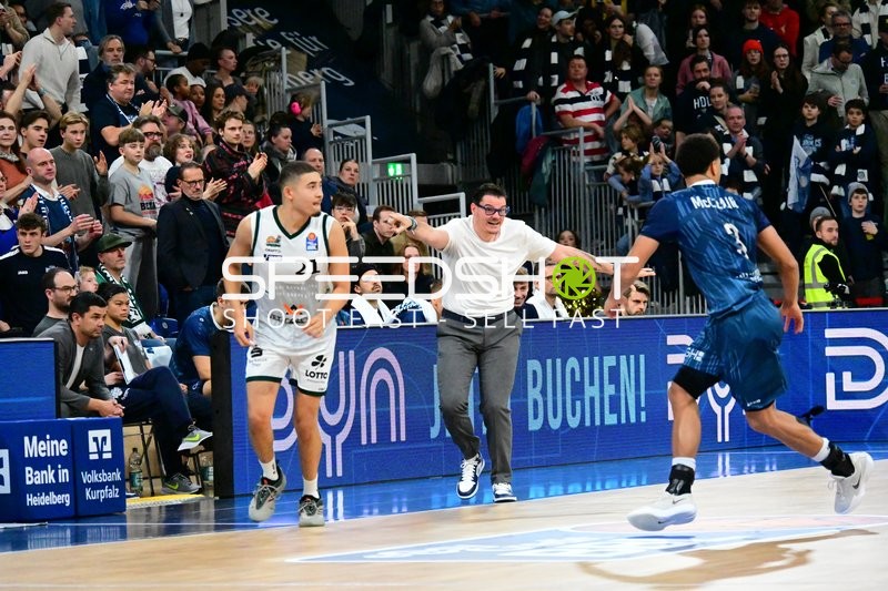 Serena Benavente (998; MLP Academics Heidelberg) an der Seitenlinie