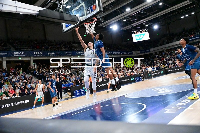 Michael Weathers (20; MLP Academics Heidelberg) mit Korbleger gegen Maik Zirbes (33; Gladiators Trier)