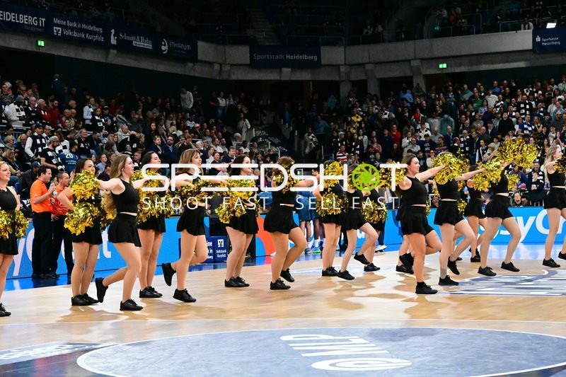 Cheerleader-Show im SNP Dome