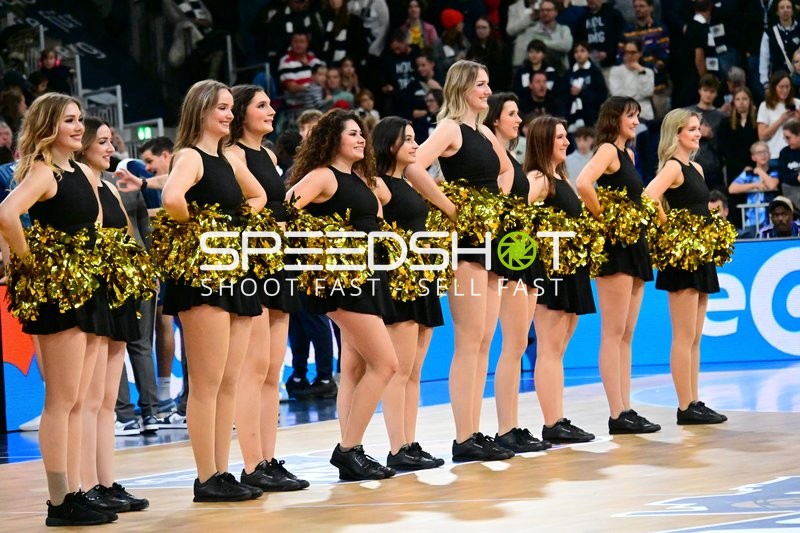Cheerleader-Formation mit goldenen Pompons