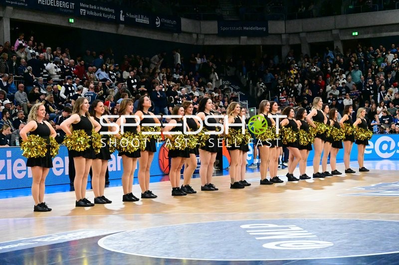 Cheerleader-Formation mit Pompons