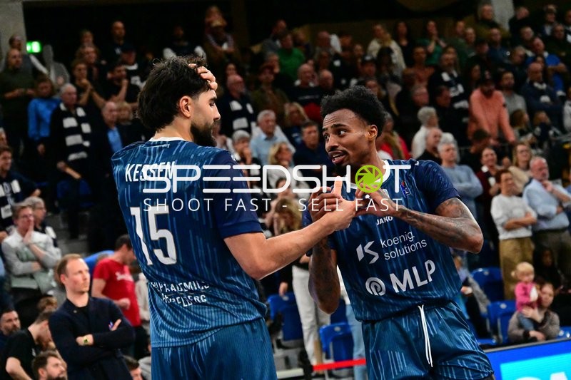 Michael Weathers (20; MLP Academics Heidelberg) und Marcel Keßen (15; MLP Academics Heidelberg) tauschen Handschlag