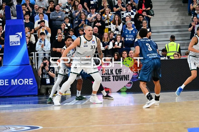 Jorke Aav (3; Gladiators Trier) mit Ball