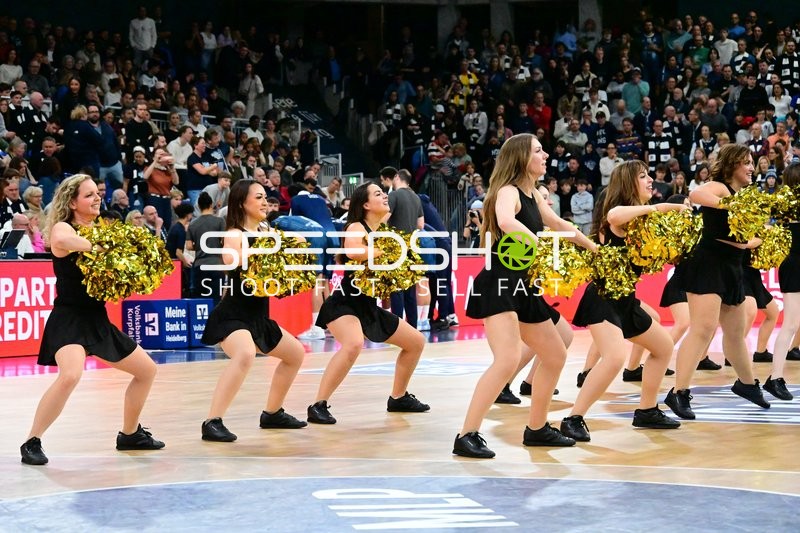 Cheerleader tanzen mit Pompons