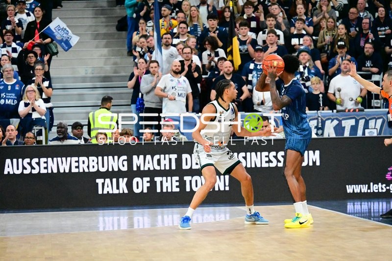 Marcel Keßen (15; MLP Academics Heidelberg) mit Ball