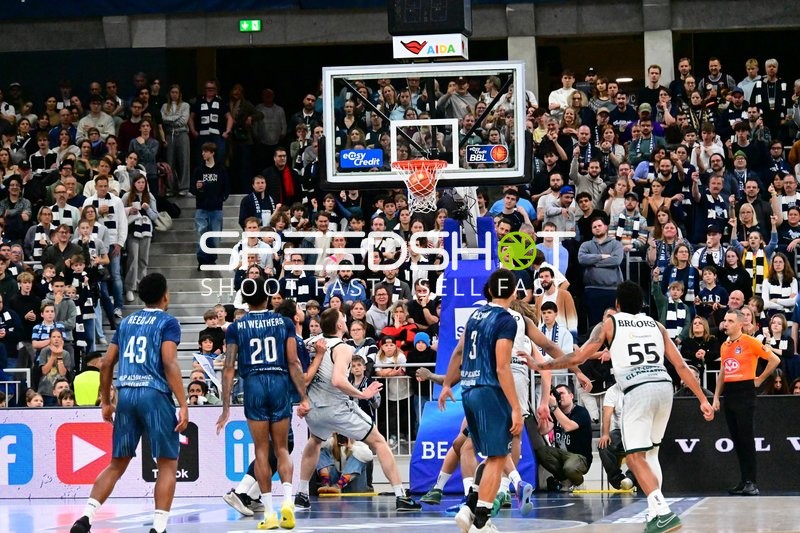 Spielszene mit Ball im Korb