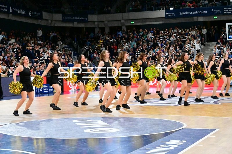 Cheerleader tanzen auf Spielfeld