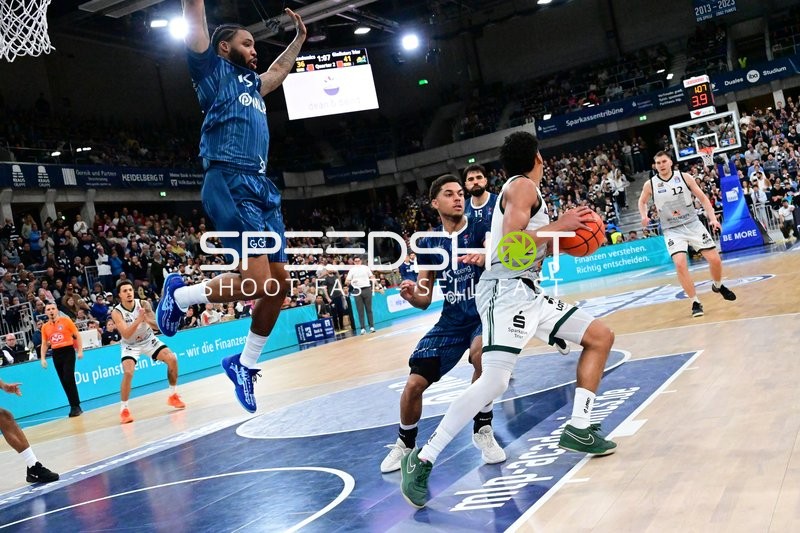 Kevin McClain (3; MLP Academics Heidelberg) verteidigt gegen Nolan Adekunle (22; Gladiators Trier)