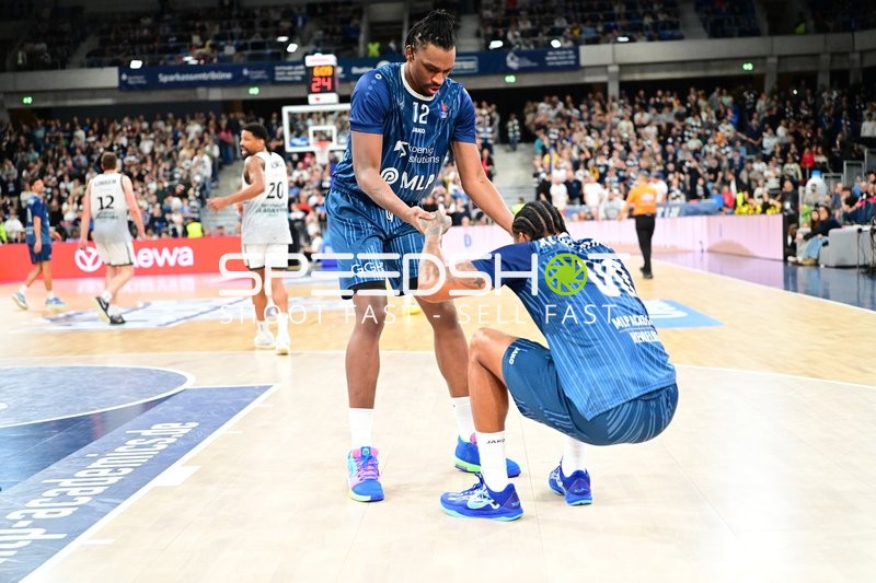 Osun Osunniyi (12; MLP Academics Heidelberg) hilft auf