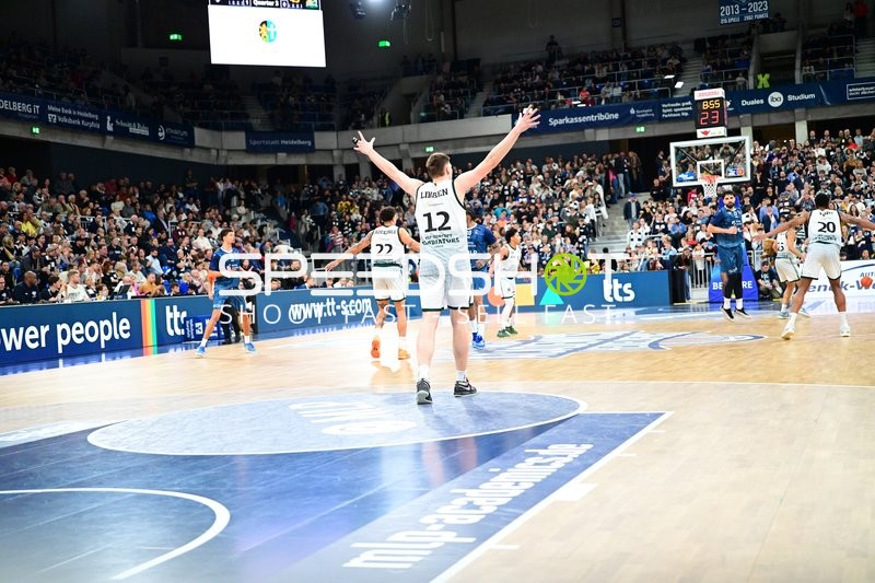 Defensive Aktion mit Marten Linßen (12; Gladiators Trier)