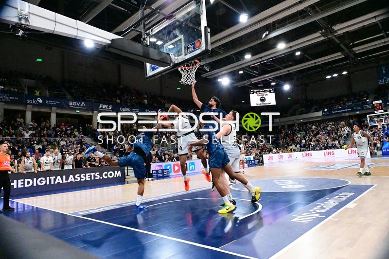 DJ Horne (0; MLP Academics Heidelberg) mit Korbleger